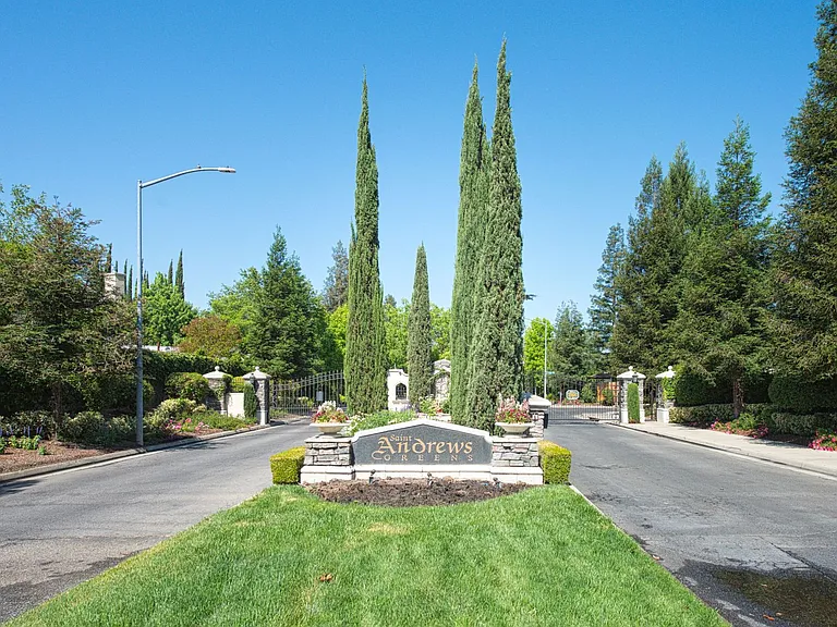 10234 N Rowell Ave — Photo 1