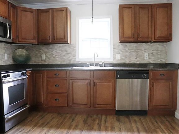 5th image of 32 Pine St