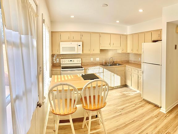 2nd image of 4648 Old Lantern Way