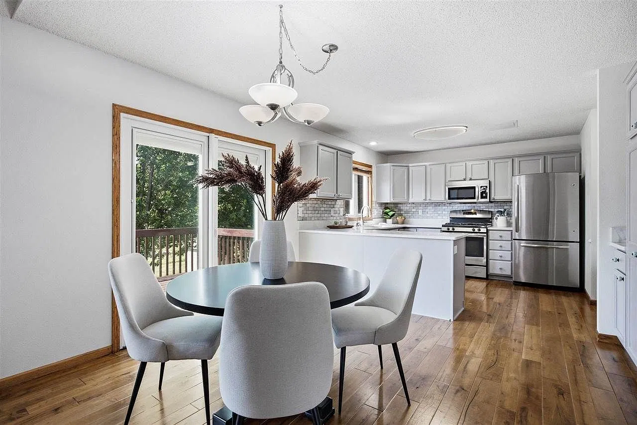 4 bed, 2076 sqft, $2,700 — Photo 3
