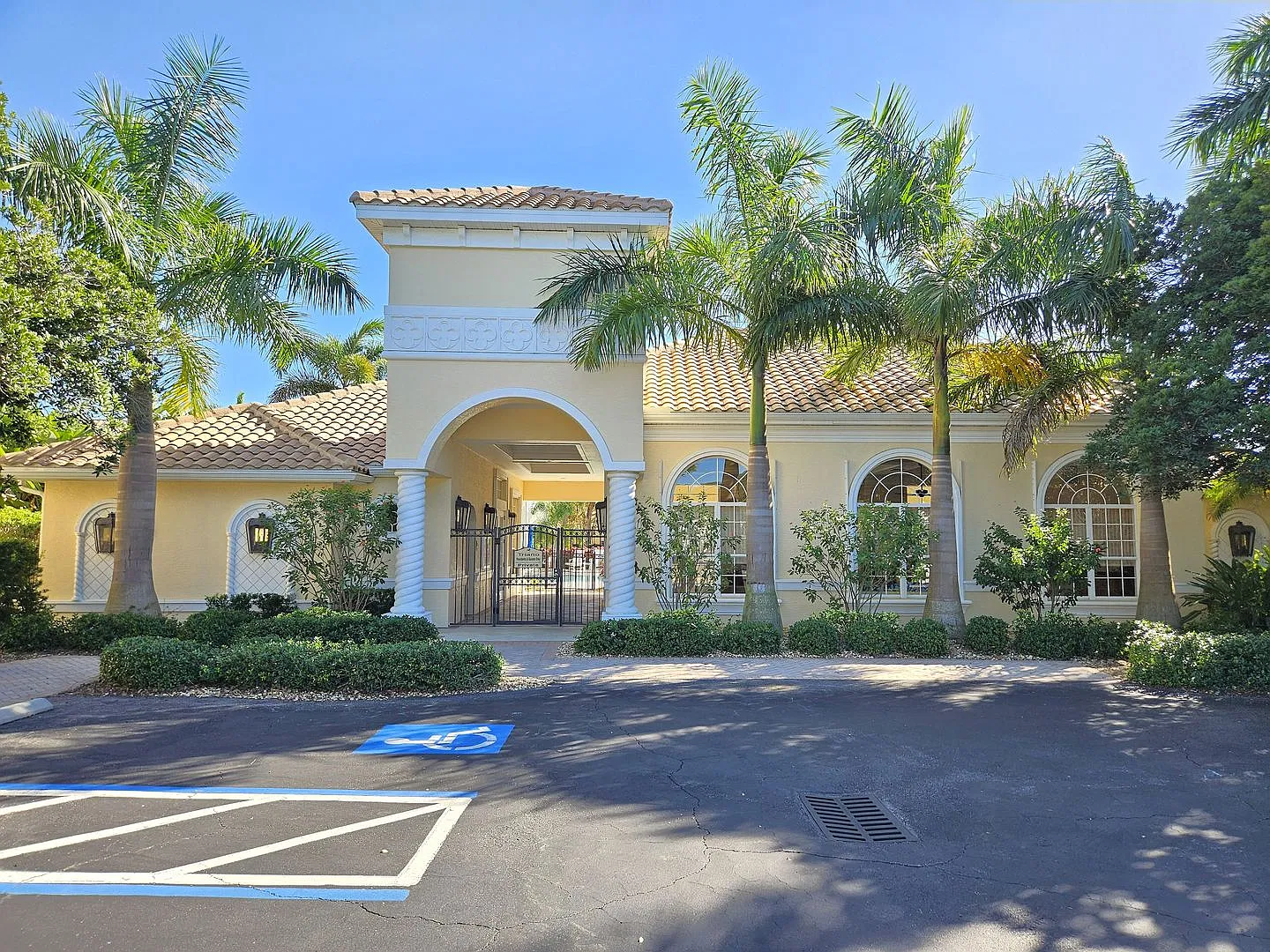 Annual Unfurnished 2 Bedroom 2 Bathroom 1 Car Garage Second Floor Condo in the Triano Community! — Photo 2