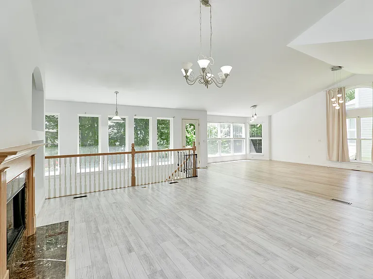 7073 Black Horse Dr — Photo 3