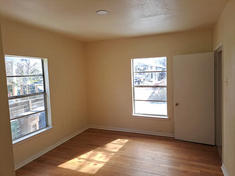 2504 E 11th St — Photo 9