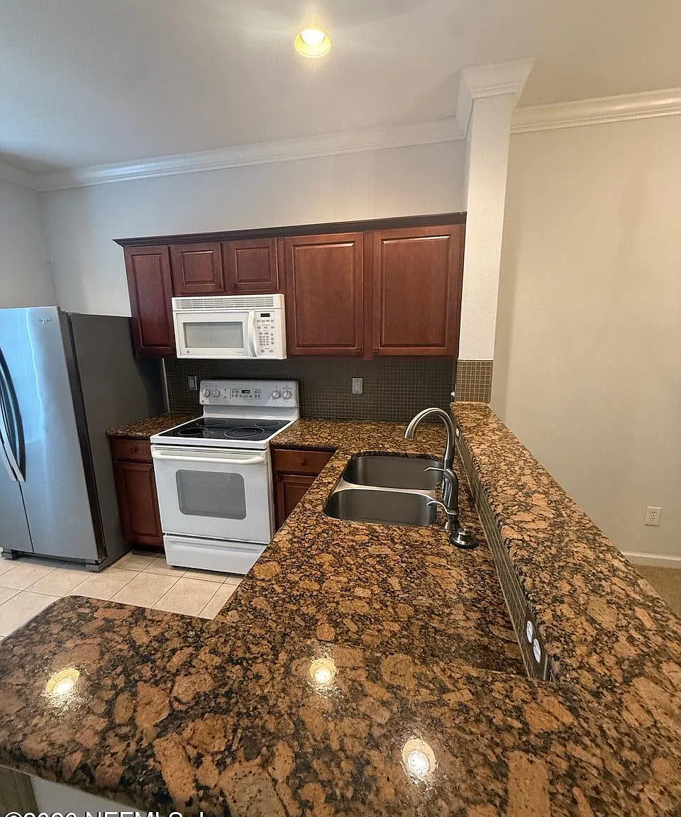 2 bed, 2.5 bath, 1078 sqft, $1,650 — Photo 4
