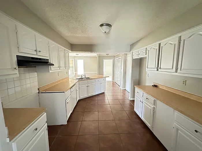 4 bed, 2.0 bath, 2438 sqft, $1,850 — Photo 4
