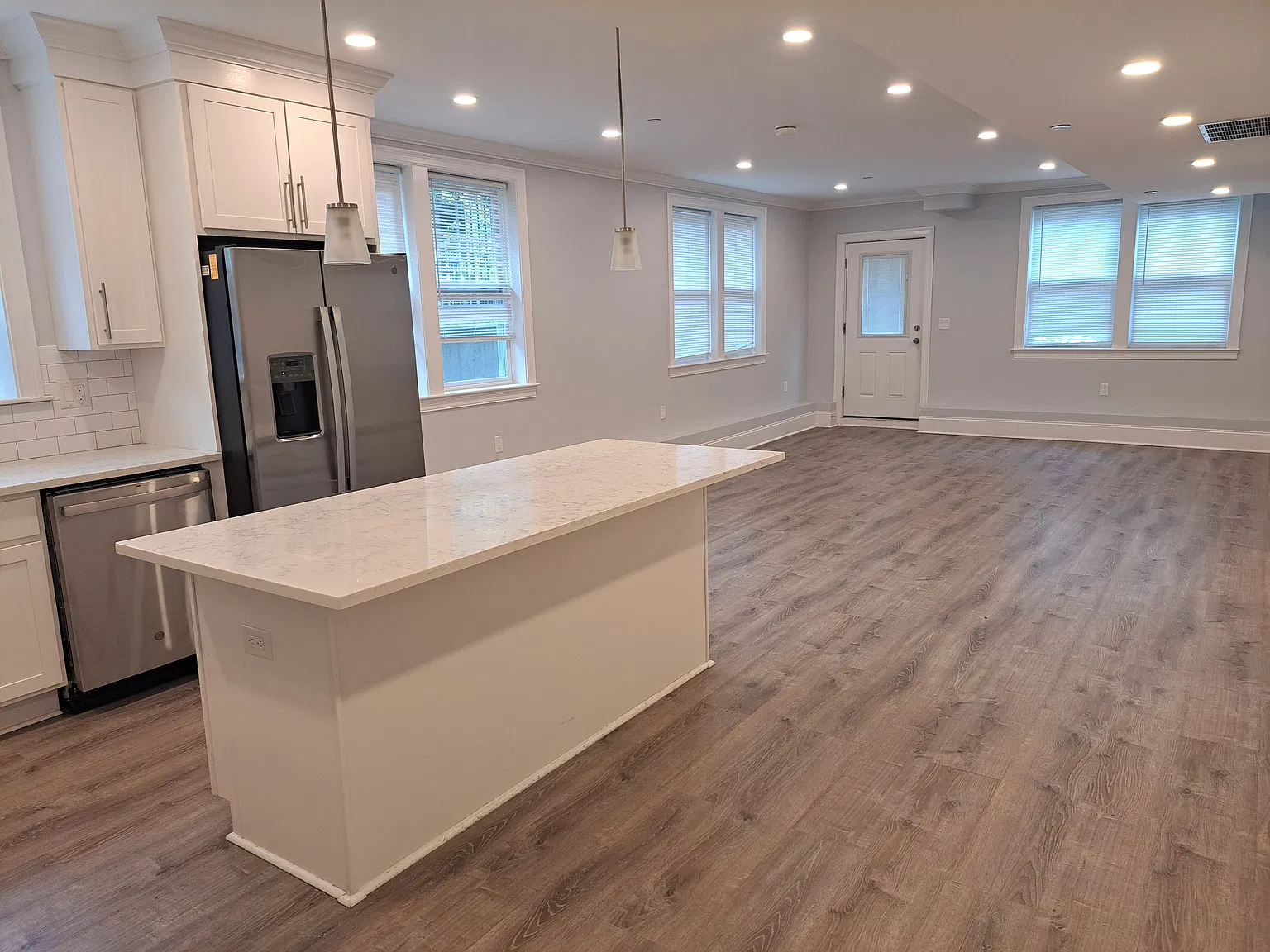 4 bed, 9999 sqft, $5,000 — Photo 1