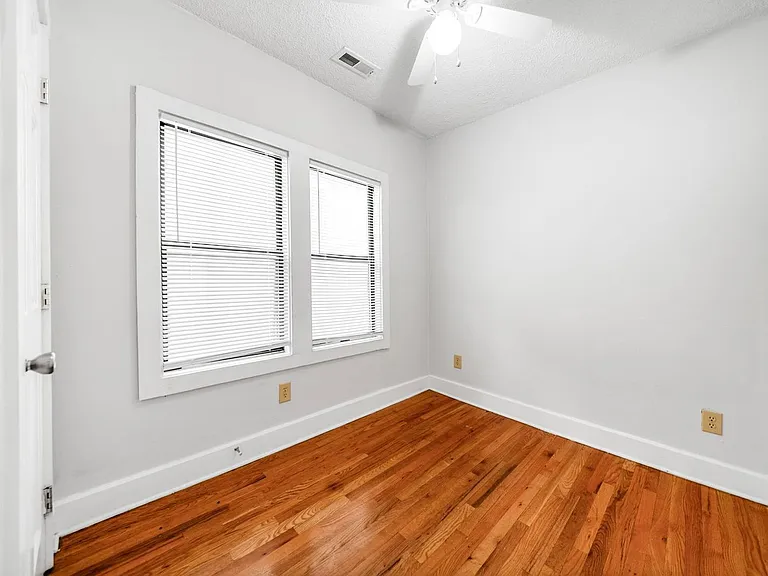 1378 1/2 Indianola Ave — Photo 11