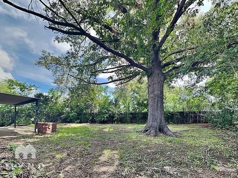 605 Thompson Dr — Photo 22