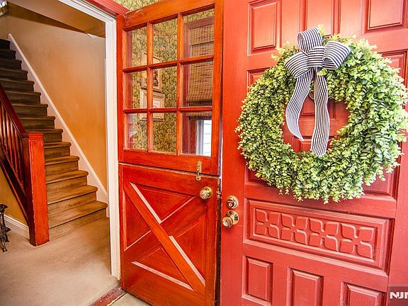 5th image of 25 Maple Ave