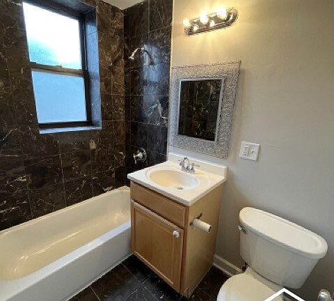 4th image of 6422 N Leavitt St #2W