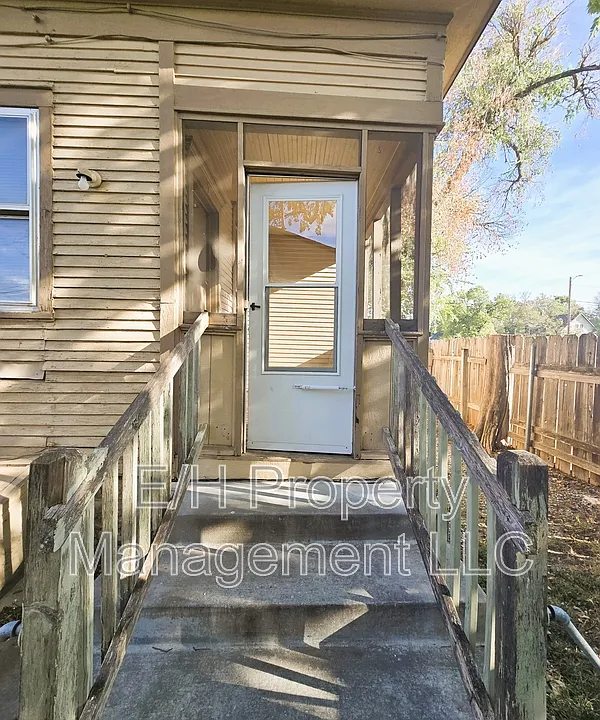 1007 W Maple St #2
