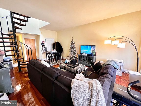 2nd image of 1527 Pine St #3R