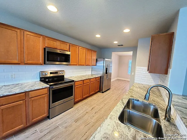 4 bed, 2.5 bath, 2491 sqft, $2,000 — Photo 3