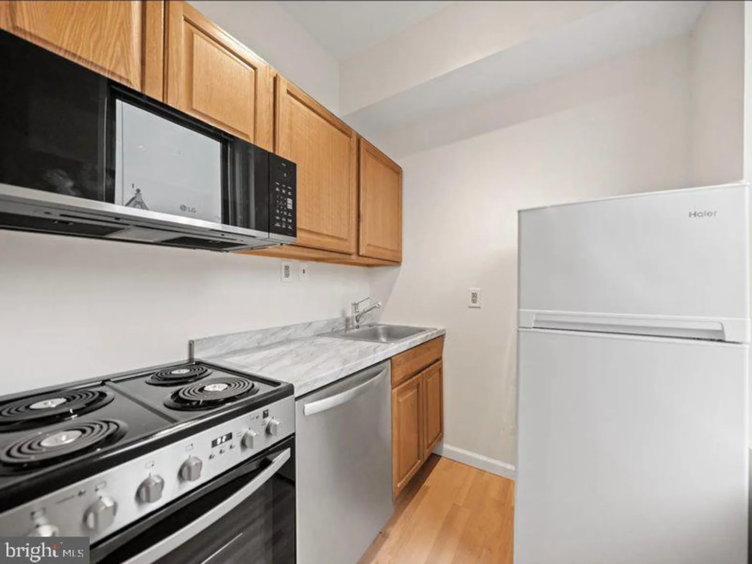 1 bed, 420 sqft, $2,400 — Photo 2