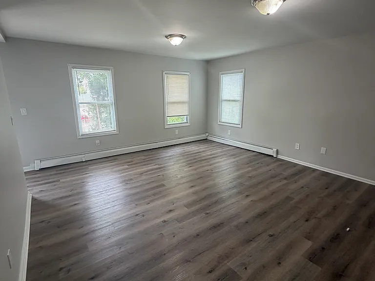 95 Clay St — Photo 2