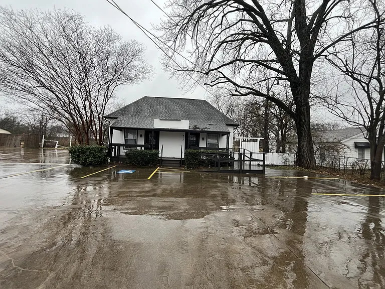 E Main St — Photo 1