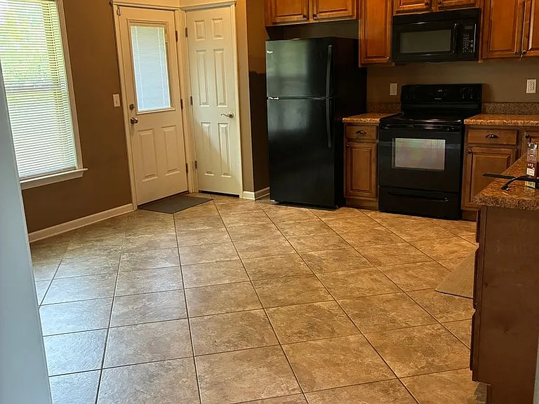 2712 Ridgewood Rd — Photo 2