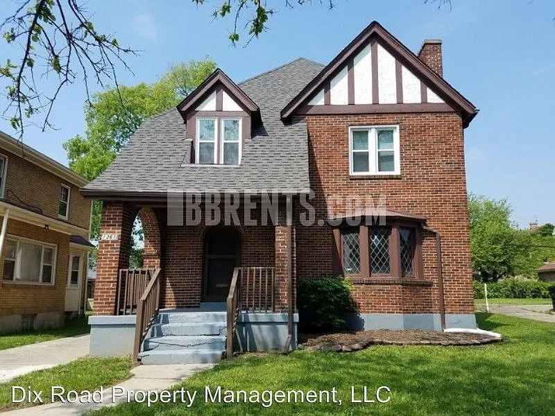 1361 Kumler Ave photo 1