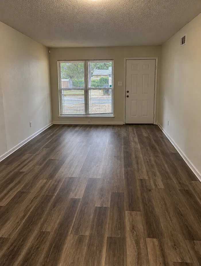 2 bed, 1.0 bath, 800 sqft, $1,100 — Photo 2