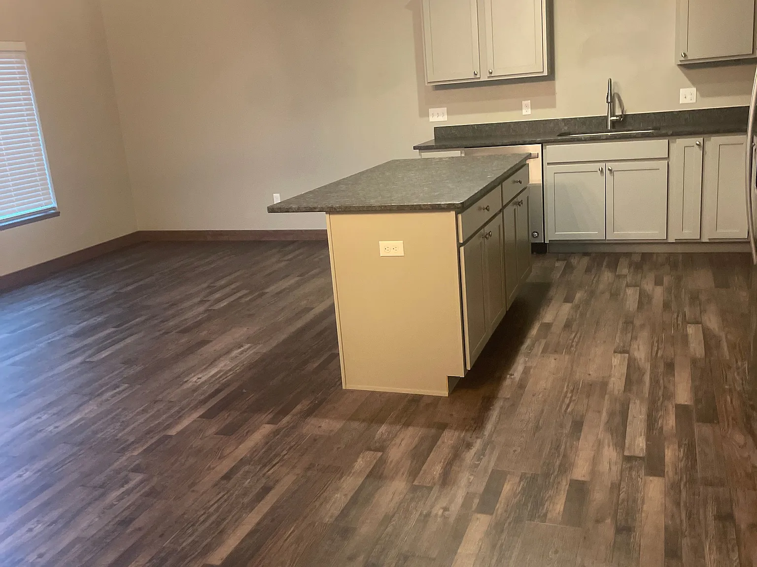 3 bed, 2.5 bath, 1852 sqft, $2,300 — Photo 3