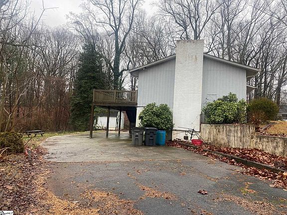 2nd image of 15 Elizabeth Dr