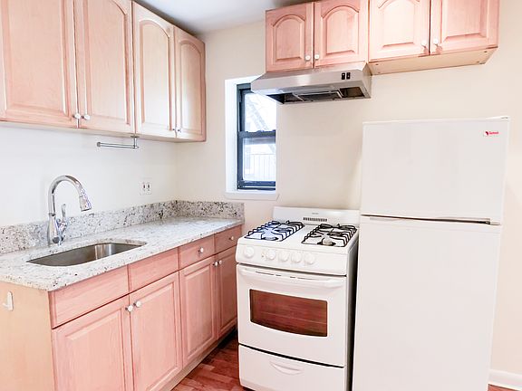 4th image of 502 E 12th St APT 5