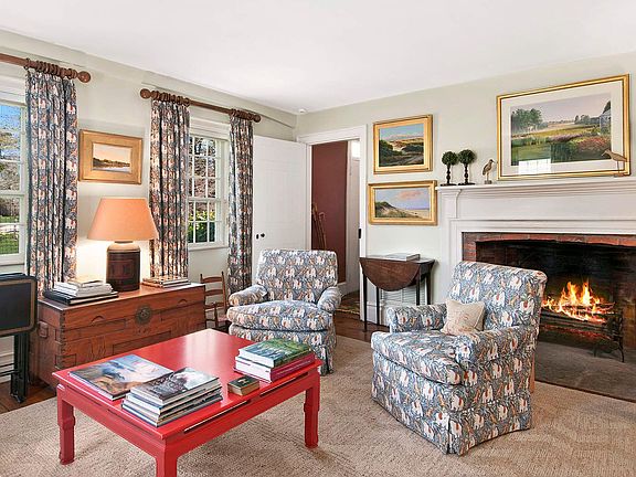 4th image of 166 Wainscott Main St
