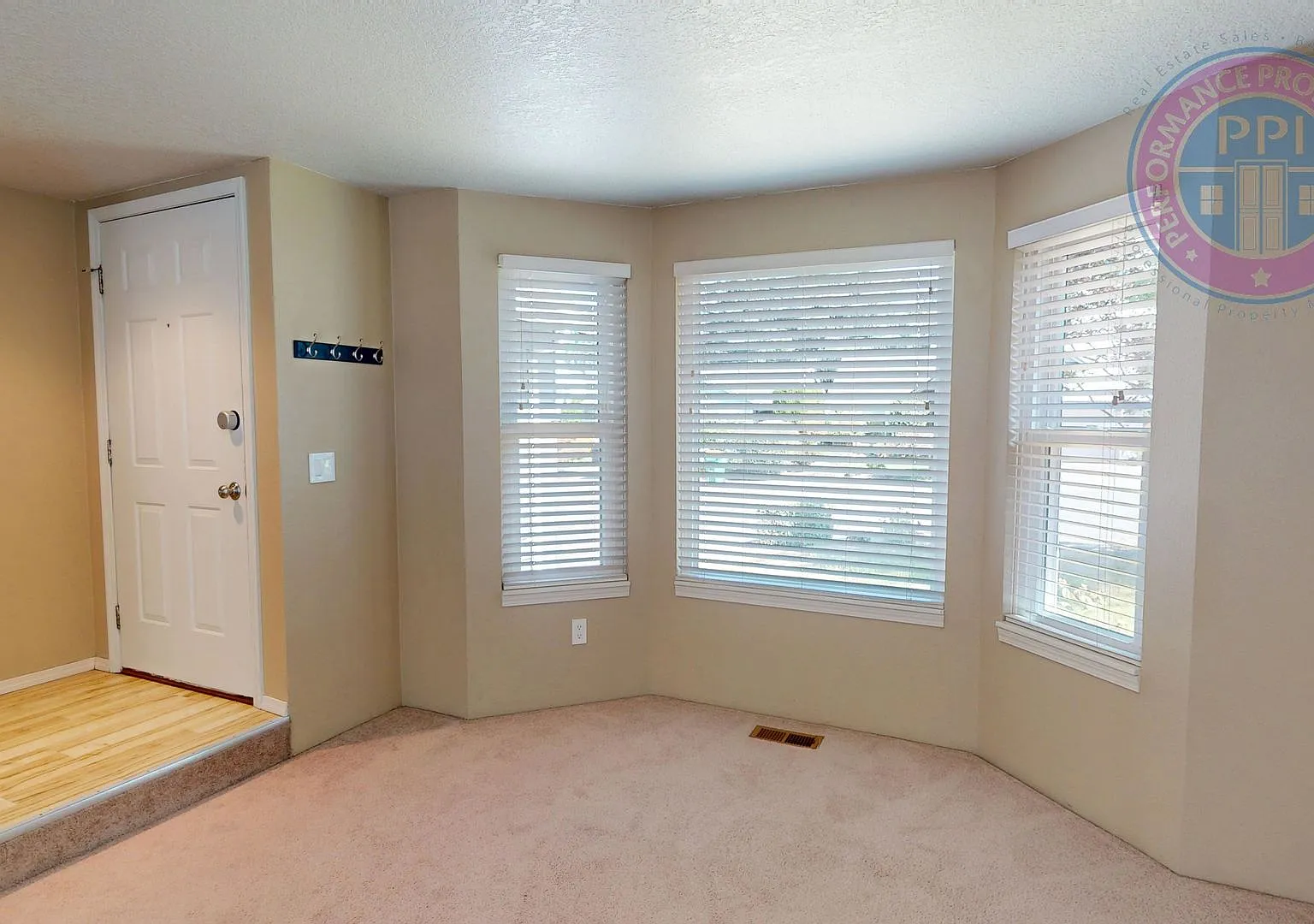 Prime Location - Summerlake Park In Tigard! Solar Panels, Smart Features, Central Air, Large Fenc... — Photo 4