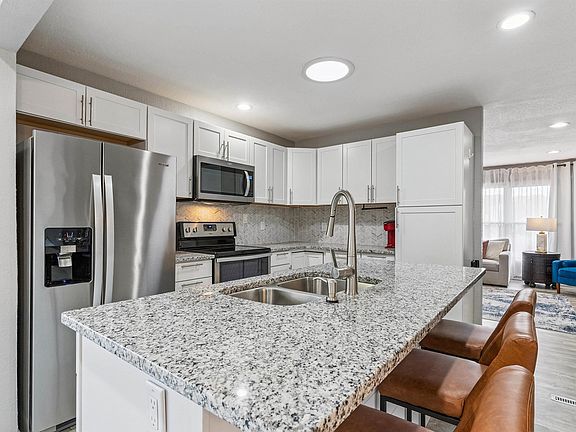 3rd image of 2624 Manor St