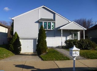 15217 Wayside Rd, Philadelphia, PA 19116