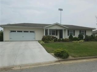 524 E Gym St, Nashville, IL 62263