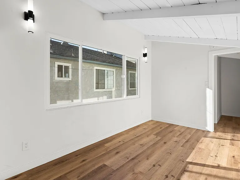 2055 Thomas Ave — Photo 9