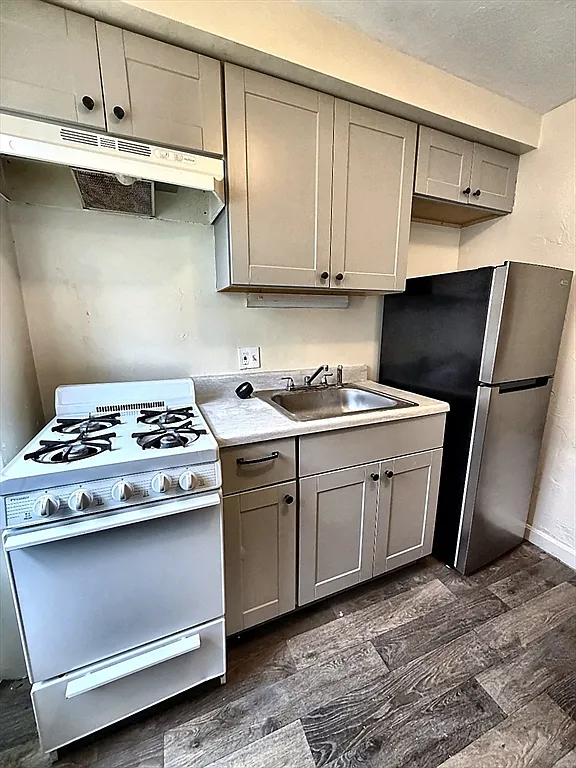 2 bed, 1.0 bath, 750 sqft, $2,400 — Photo 1