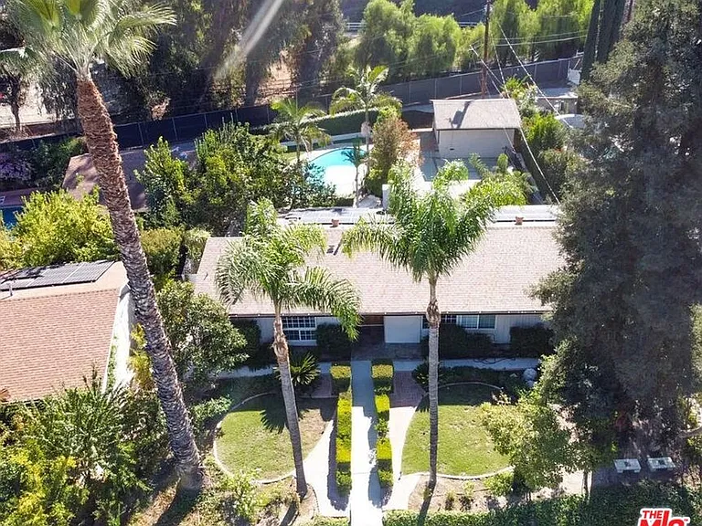 24316 Burbank Blvd — Photo 24