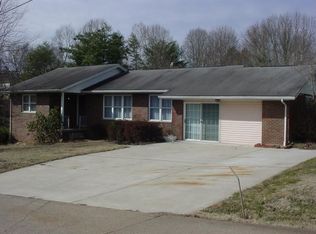 135 Oak Crest Dr, Scott Depot, WV 25560