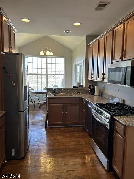 4 bed, 2.5 bath, $4,000 — Photo 4