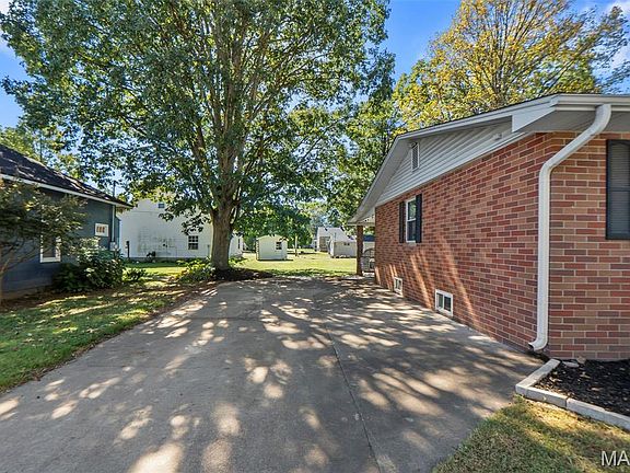 5th image of 330 Gray Ave
