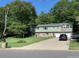 49 Smith Ln, Marquette, MI 49855