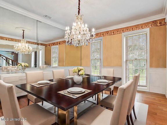 4th image of 8 Twelve Oaks Pl