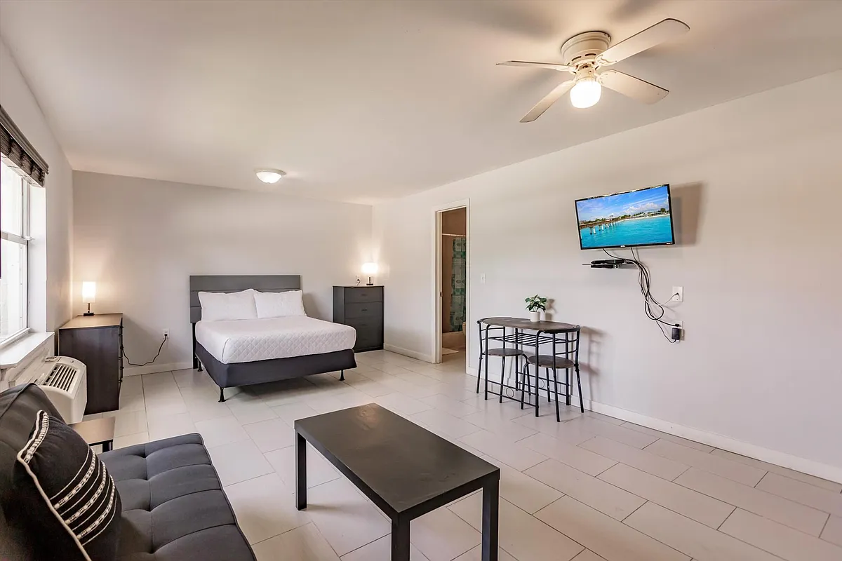 Building Photo - 14621 McGregor Blvd #19