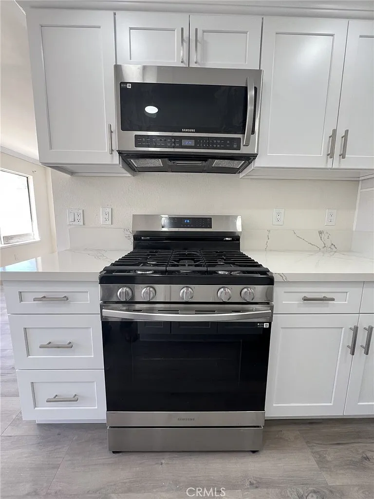 3 bed, 900 sqft, $3,100 — Photo 1