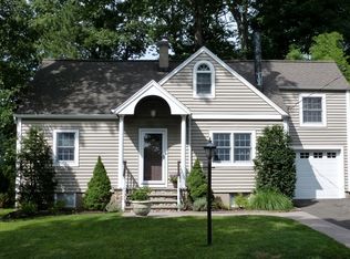 17 Winters St, Oakland, NJ 07436