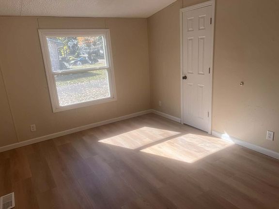 4th image of 213 Clarissa St
