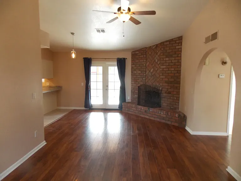 219 W Wagoner Rd — Photo 9