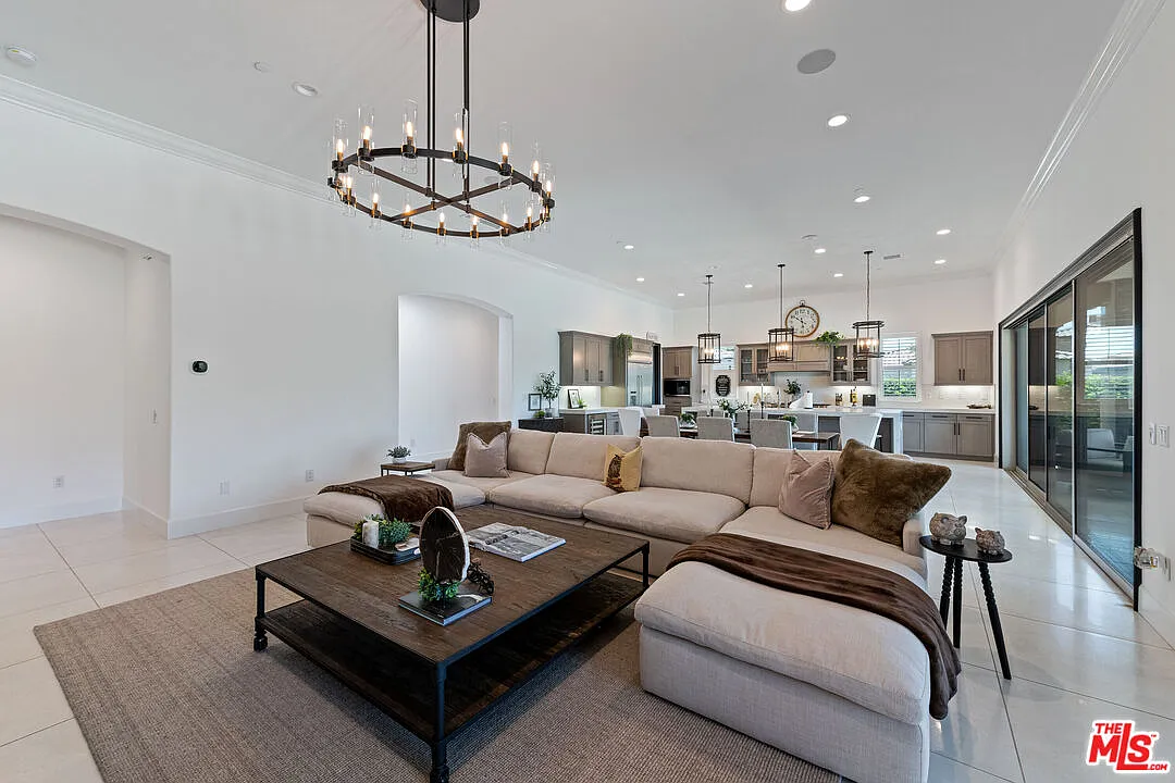 4 bed, 4.5 bath, 3075 sqft, $15,000 — Photo 3