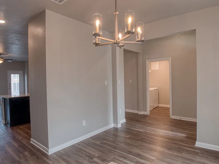 2202 John Ross Ct — Photo 3