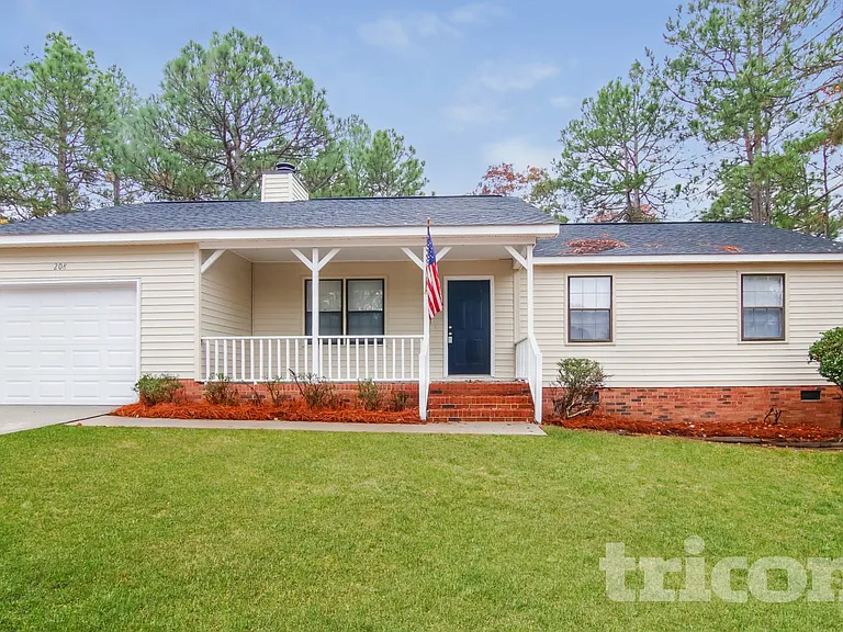 208 Pond Ridge Rd E — Photo 1