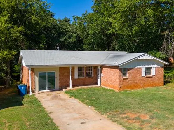 1309 Parkwoods Ct, Midwest City, OK 73110