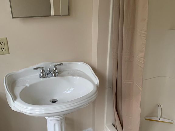 2nd image of 862 Randolph Ave #1
