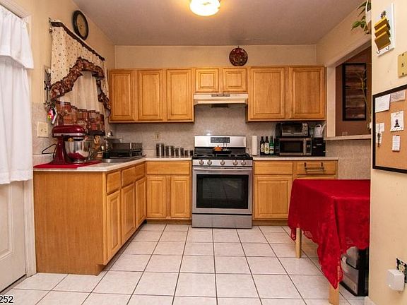 4th image of 137 Oswald Pl